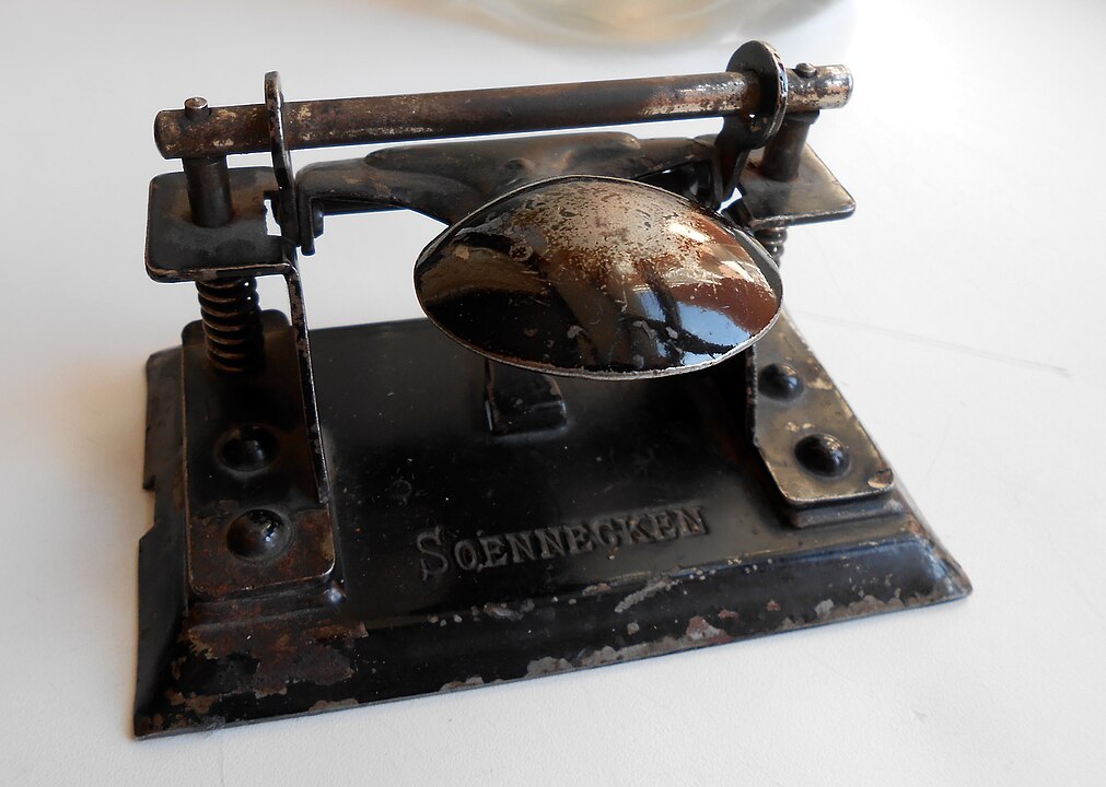 1011px Soennecken hole punch